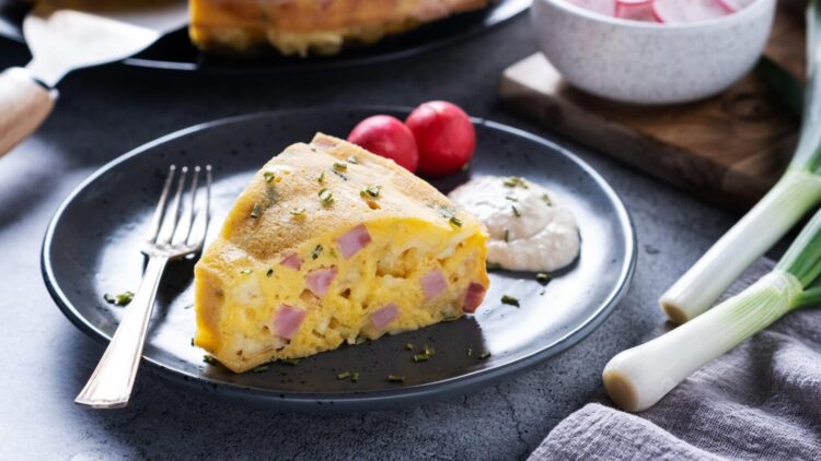 РЕЦЕПТ НА ДЕНОТ: Брза пита со сланина и кашкавал