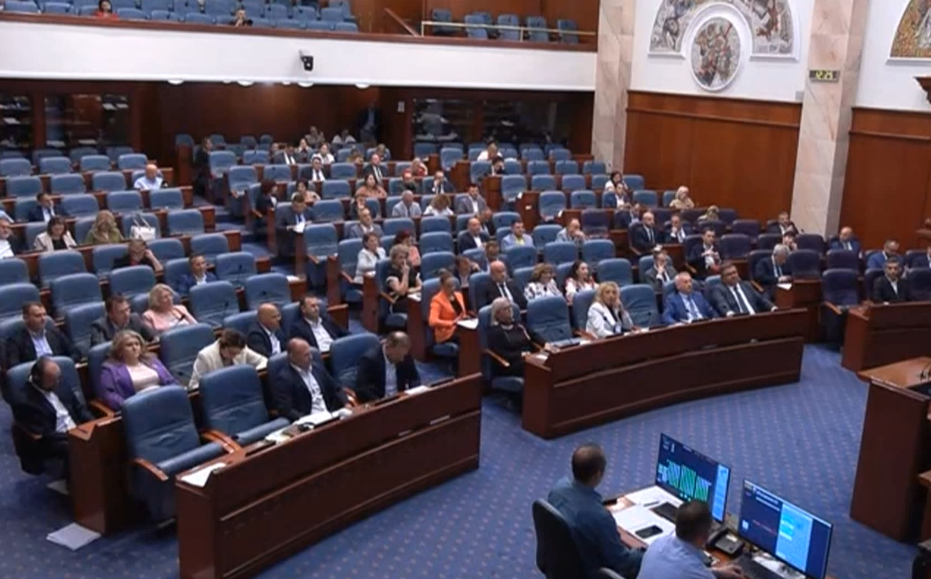 Пратенички прашања – опозцијата обвинува за економска криза, власта тврди дека се превземаат мерки