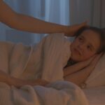 Зошто децата токму пред спиење најмногу зборуваат (не е за да го одложат спиењето)