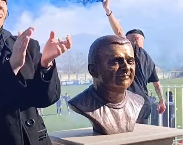 Навивачите на Осогово кои загинаа во „Пулс“ добија бисти на стадионот во Кочани (ВИДЕО)