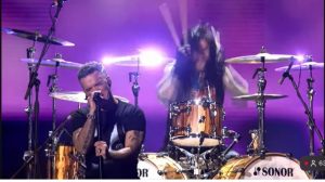 (ВИДЕО) Погледнете го неговиот настап – Роби Вилијамс ја изведе „No More Tears“ како почит кон Ози Озборн на доделувањето на наградите BRIT