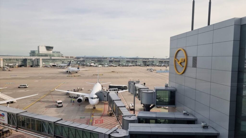 Колапс на аеродромот во Берлин: Штрајк приземји 445 летови