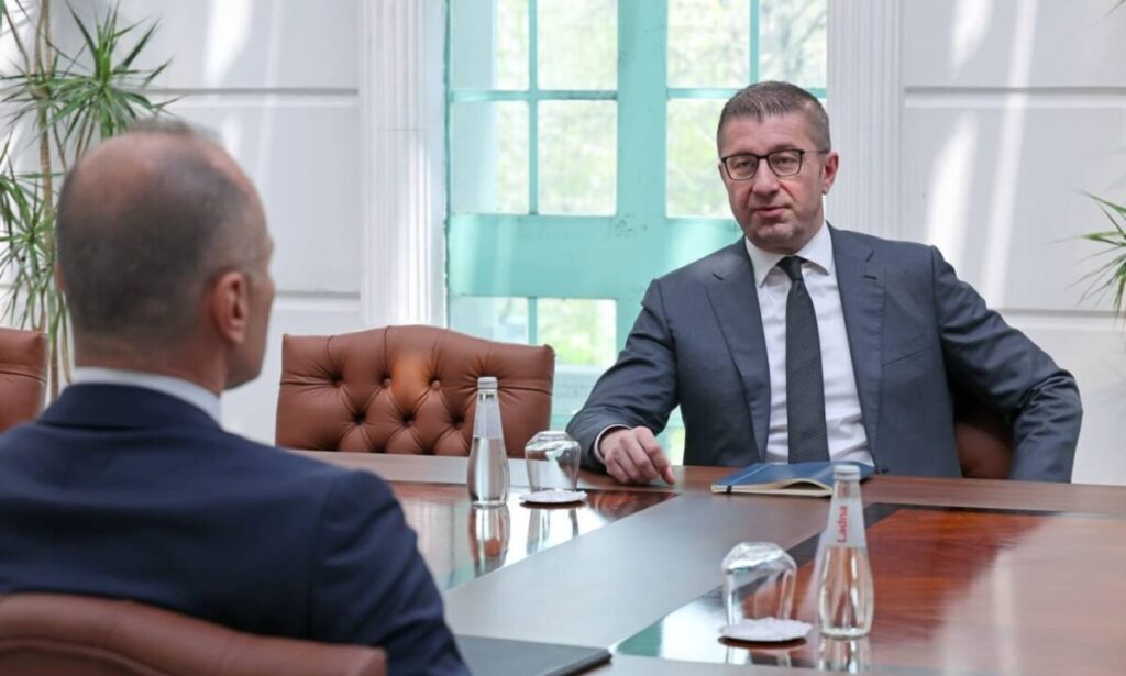 Филипче: Единствен што коленичеше беше Мицкоски