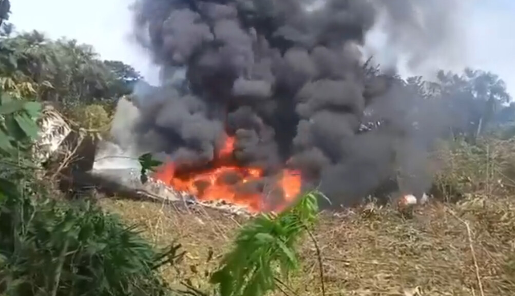 (Видео) Во Колумбија се урна воен авион: во него имало 100 војници