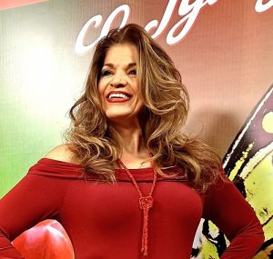 Денес роденден слави Јулија Мациевска – новинарка и пејачка која со години ја негува македонската народна песна