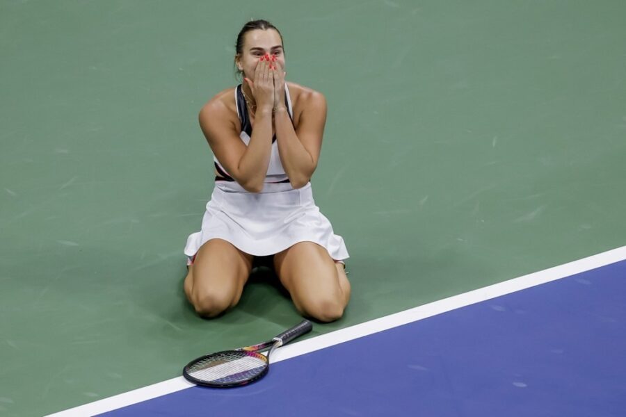 Сабаленка со победничкиот пехар на Мастерсот во Мајами