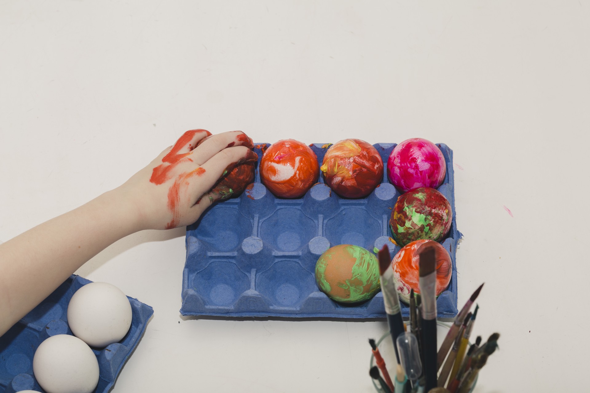 Овој трик за боење велигденски јајца ќе ги воодушеви и децата: Со салфетка и фломастер, тие можат да создадат свои уметнички дела (ВИДЕО)