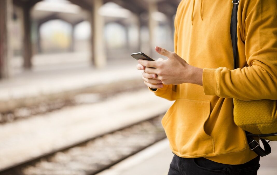 Македонските граѓани просечно на мобилен зборуваат 228 минути во месецот