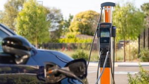 Поскапените горива поради војната во Иран ќе ја зголемат побарувачката за електрични автомобили