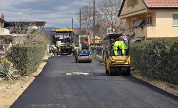 Се асфалтираат улици во Горно и Долно Лакочереј