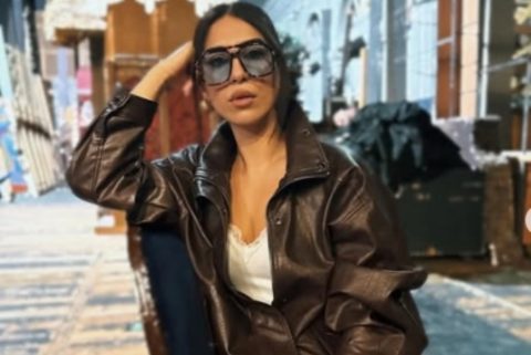 Полина ја смести бујната предница во деколте кое не дозволува ни да трепнеш