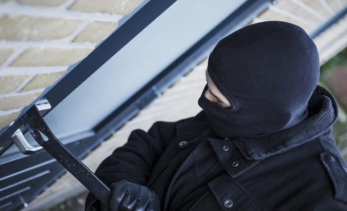 Две лица, 18 и 16-годишник провалиле и ограбиле објект во Крива Паланка