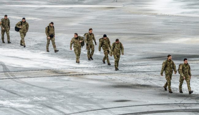 ДАНСКИТЕ ВОЈНИЦИ БИЛЕ СПРЕМНИ ДА ГИ РАЗНЕСАТ ПИСТИТЕ НА АЕРОДРОМИТЕ НА ГРЕНЛАНД ВО СЛУЧАЈ НА ИНВАЗИЈА ОД САД