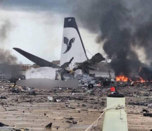 ВИДЕО: Погоден аеродромот во Техеран, патнички авион во пламен