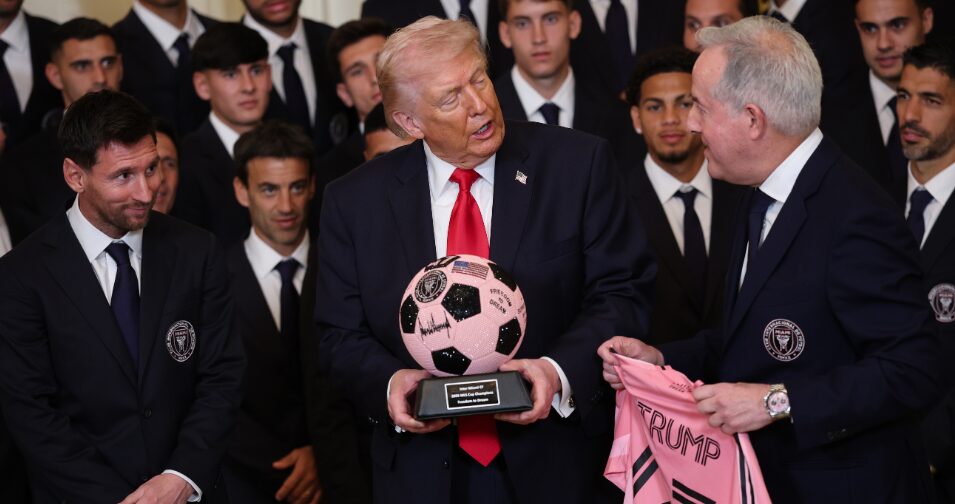 Трамп на пријемот на фудбалерите на Интер се фалеше како го уништува Иран