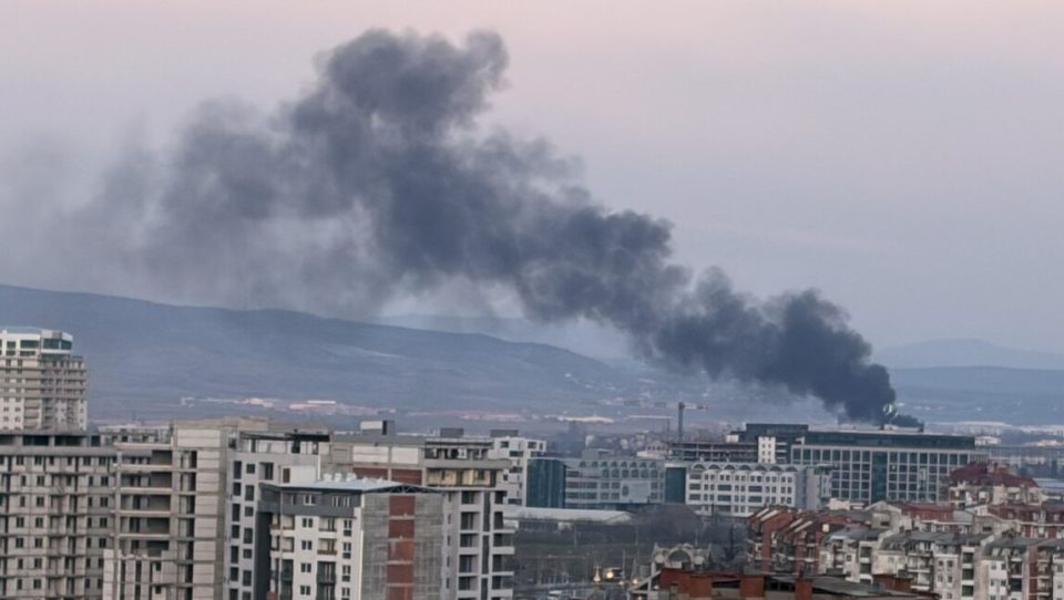 Голем пожар на депонија во Маџари, црн чад се гледа низ Скопје