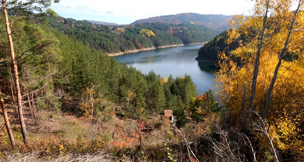 Променливо време со локален дожд: Берово најстудено, на Шапка над 70 см снег