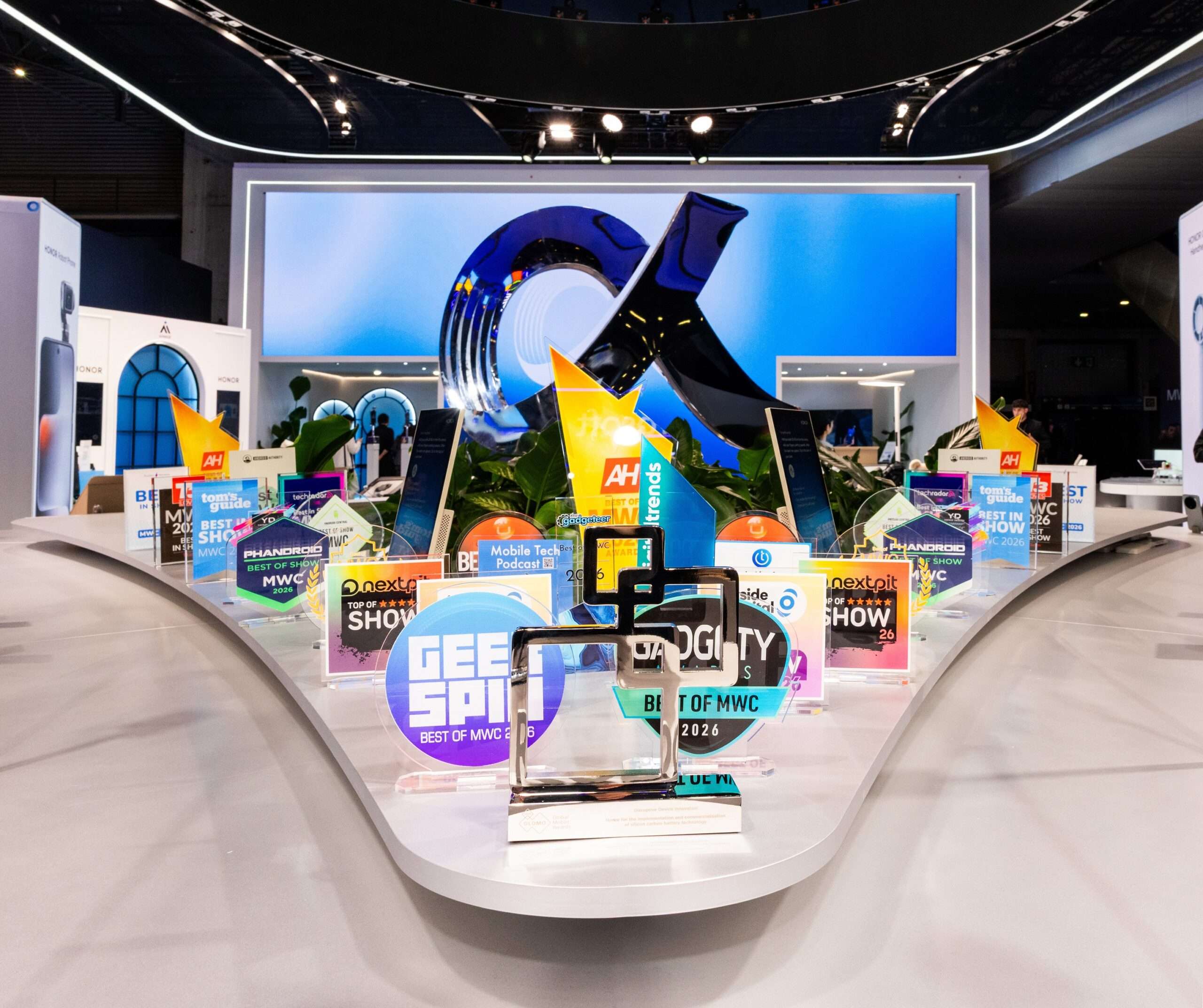 Honor доби глобални признанија на MWC 2026 за иновативниот Robot Phone и флегшип преклопниот смартфон Magic V6