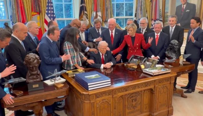 ТРАМП ПОКАНИ ПАСТОРИ ВО БЕЛАТА КУЌА ЗА ДА СЕ МОЛАТ СО НЕГО