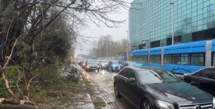 ХАОС ВО ЗАГРЕБ: Оркански ветер, снег и колапс на сообраќајот – откажана и наставата