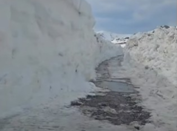 ВИДЕО: Пробиен патот до Галичник – снегот расчистен, но се очекуваат нови врнежи
