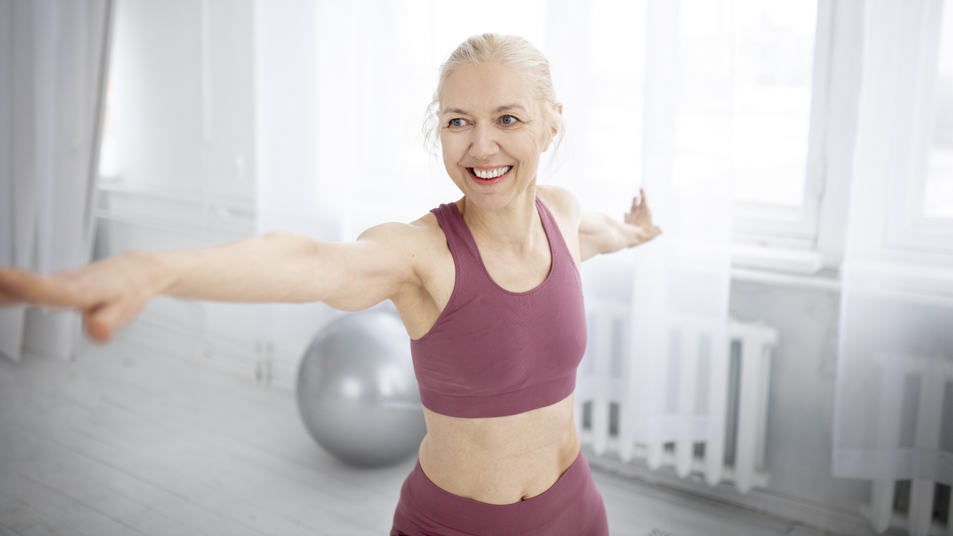 Три вежби од руски физијатар за луѓе од 50+ години: Правете ги секое утро, за да не им бидете на товар на децата во староста