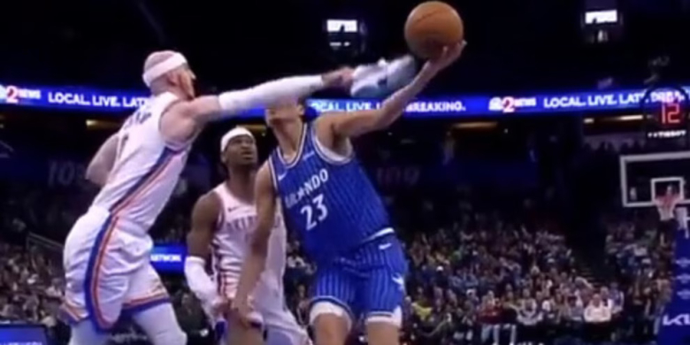 Комедија на вечерта во НБА – му лепеше „банана“ со патика