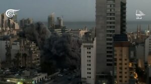 (ВИДЕО) Застрашувачки снимки од Либан: Зграда целосно се урна по израелски напад во центарот на Бејрут