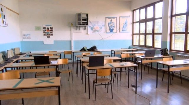 Ужас во Центар: Наставник барал да има полови односи со ученичка