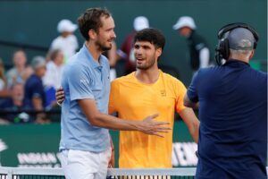 ВИДЕО: Медведев му го нанесе првиот пораз на Алкараз годинава, во финалето на Индијан Велс ќе се бори со Синер