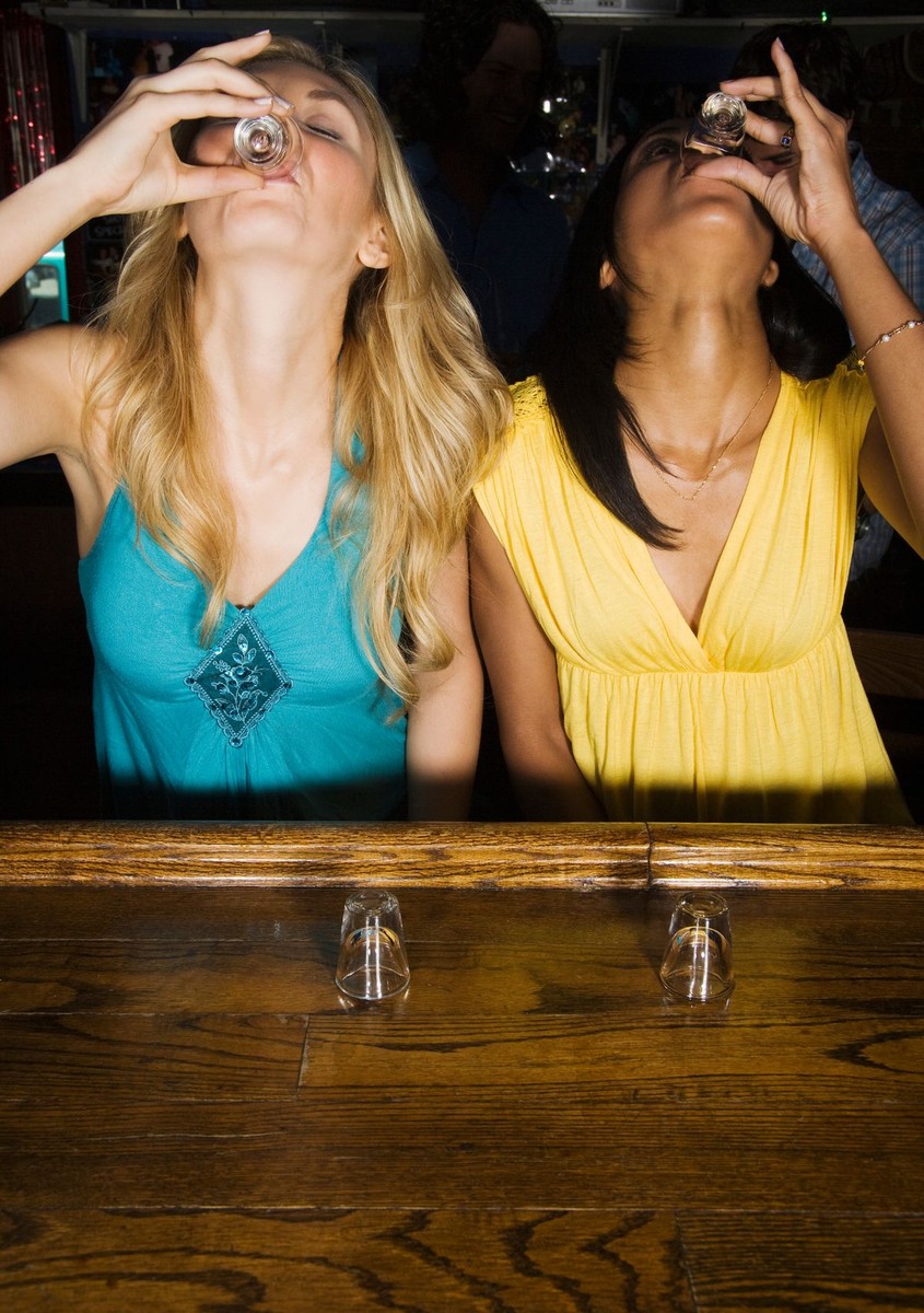 Ново истражување: Младите жени стануваат шампиони во пиење алкохол, додека мажите се повлекуваат