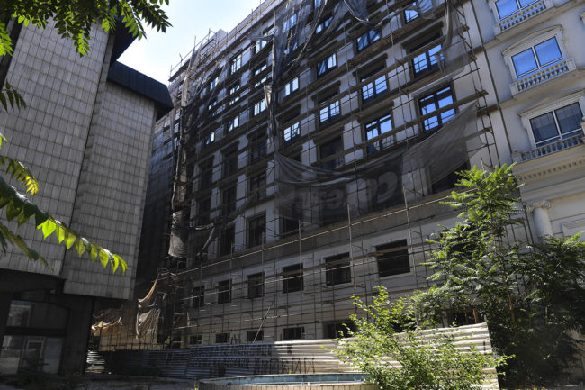 КИРИЛ БОЖИНОВСКИ СМЕНИЛ АДРЕСА И КРИВИЧНИОТ СУД ЗА ЕДНО СУДЕЊЕ ГО НАОЃА, А НЕ МОЖЕ ДА ГО НАЈДЕ ЗА НЕЗАКОНСКАТА ИЗГРАДБА НА БЕЛАТА ПАЛАТА НА ВМРО-ДПМНЕ