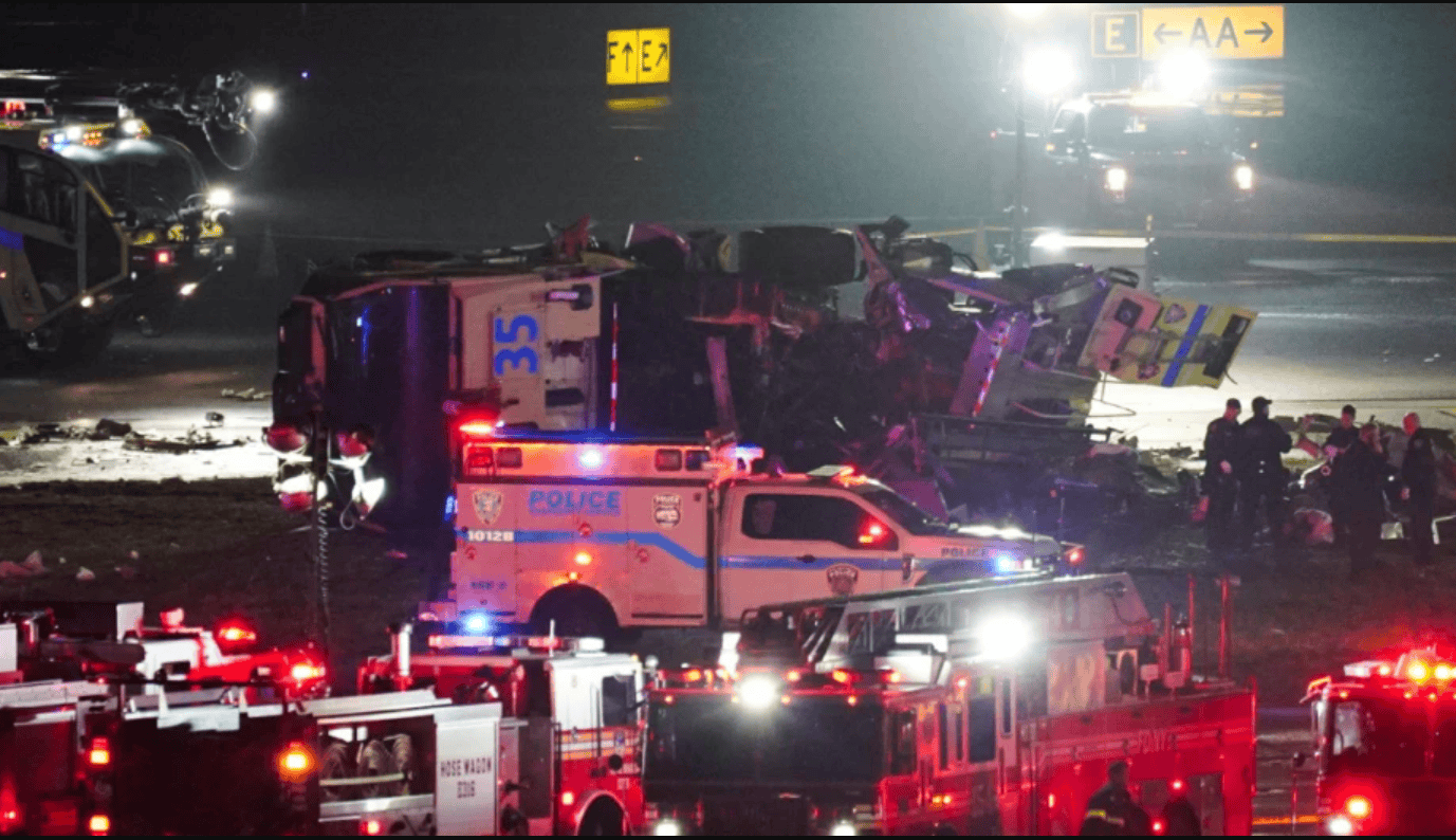 ДВАЈЦА ЗАГИНАТИ ВО СУДАР НА АВИОН на „Ер Канада експрес“ удри во возило на земја на аеродромот Ла Гвардија во Њујорк
