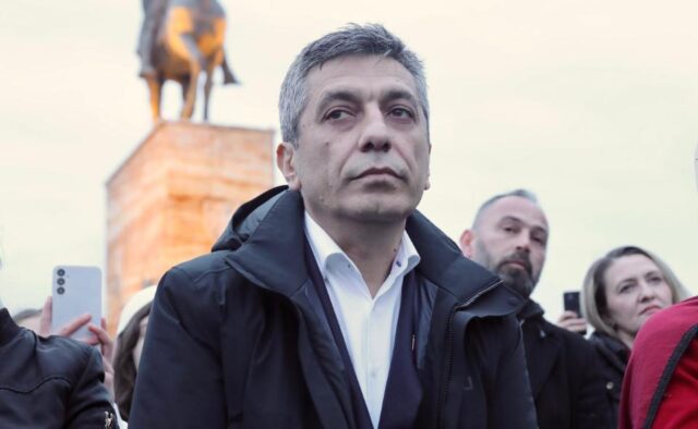 Меџити со порака до Костадиновски: Ако сакаш дневна политика, напушти го Уставниот суд