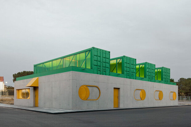 Пренаменети контејнери за транспорт за индустриски работен простор во Шпанија