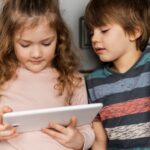 Децата од предучилишна возраст не знаат како да користат книги и се обидуваат да ги скролаат како да се екрани