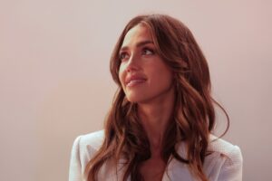 (Фото) Драстична промена во имиџот на една од најпосакуваните актерки: Лудо заљубена и никогаш поубава