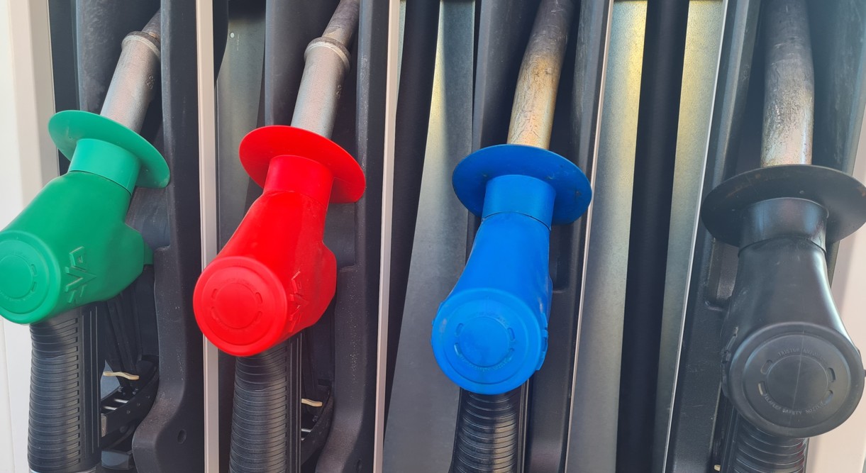 НАПАДНАТИ НАЈВАЖНИТЕ НАФТЕНИ ПОСТРОЈКИ ВО САУДИСКА АРАБИЈА, цената на нафтата би можела да достигне дури 100 долари до крајот на неделата