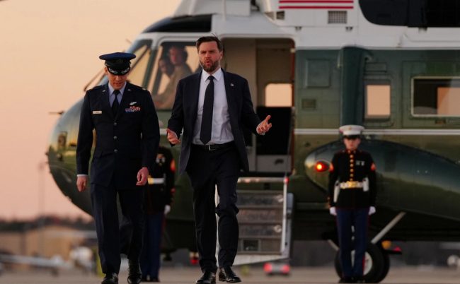 ТРАМП ВЕЛИ ДЕКА ФИЛОЗОФСКИ СЕ РАЗЛИКУВААТ СО ВЕНС И НЕГИРА ДЕКА НЕ СЕ СОГЛАСУВААТ ОКОЛУ ВОЈНАТА СО ИРАН