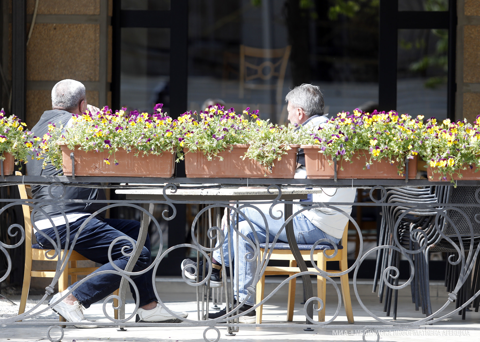 Кафеаните ќе треба да направат посебни влезови до простории за непушачи – предлог-законот за пушење на 24 март на владина седница