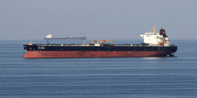 Стотици танкери остануваат закотвени во Персискиот Залив