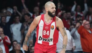 Фурние доби казна поради циркузот што го направи со навивачот на Паниониос