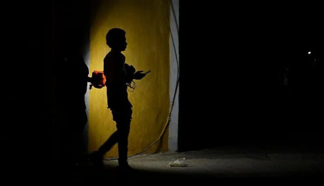 КУБА ТРИ МЕСЕЦИ НЕМА ДОБИЕНО НАФТА, МИЛИОНИ ЛУЃЕ СЕ БЕЗ СТРУЈА, ТРАМП ВЕЛИ ЌЕ МУ БИДЕ ЧЕСТ ДА ЈА ПРЕЗЕМЕ ЗЕМЈАТА