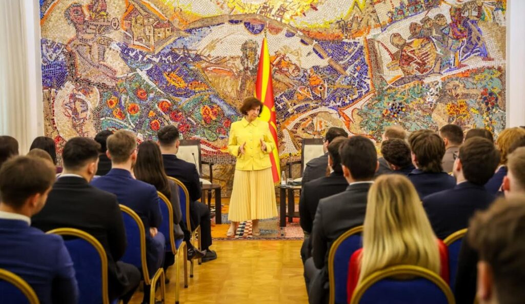 Сиљановска-Давкова со воведен говор на панел-дискусијата на Европските демократски студенти