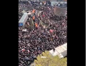 (ВИДЕО) Голем број граѓани на Иран се собраа во Техеран за погребот на убиените команданти