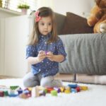 Одлични причини зошто треба да му дозволите на детето уште од мало да си игра само