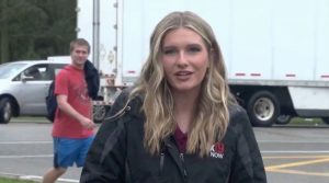 (ВИДЕО) Репортерка известувала во живо, морале да го прекинат емитувањето поради човекот зад неа