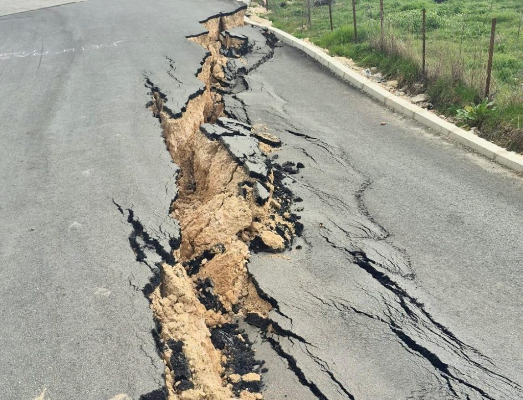 Асфалтот кај Теферич пропаднат до еден метар