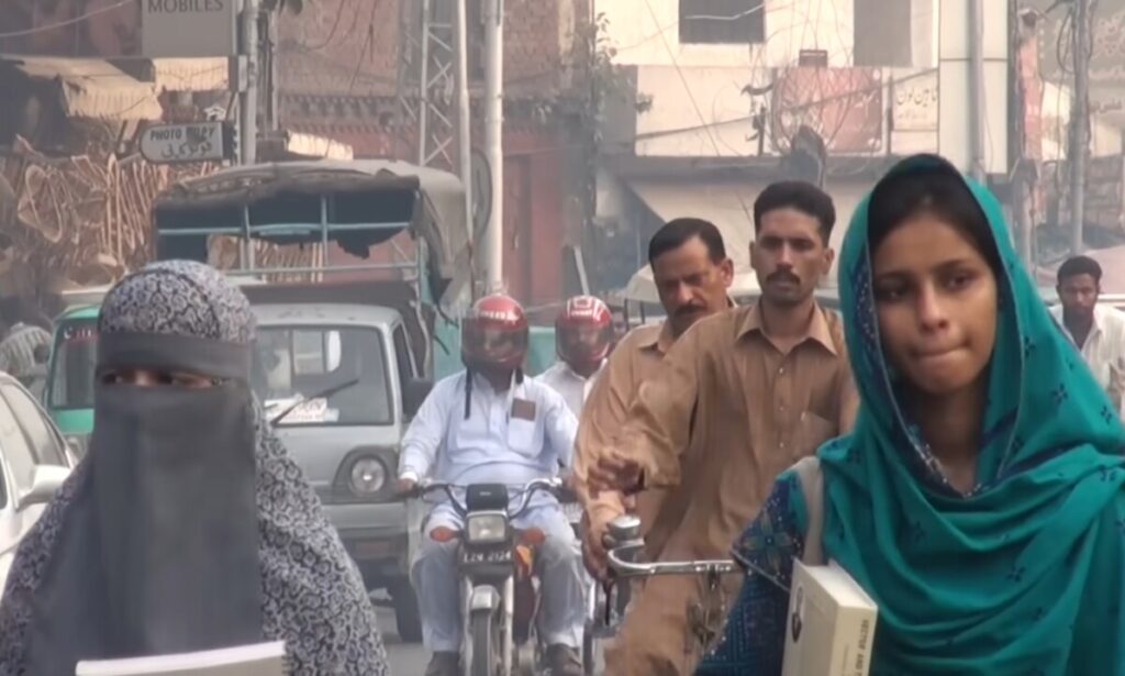 Пакистан: Осуммина загинаа, повеќе од 50 повредени при уривање на покрив на продавница