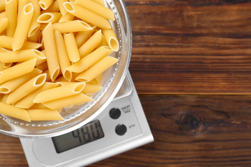 ГРЕШКАТА ШТО ЈА ПРАВИТЕ ДОДЕКА ГОТВИТЕ ТЕСТЕНИНИ – ВНЕСУВАТЕ МНОГУ ПОВЕЌЕ КАЛОРИИ